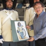 Českokrumlovský malíř a grafik Jindřich Čapek předává granátníkům svůj obraz granátníka, Schwarzenberská granátnická garda
