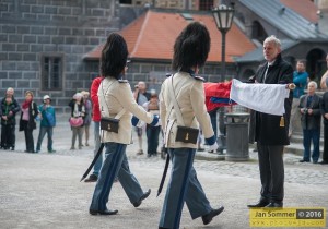 Starosta Hluboké nad Vltavou, Ing. Tomáš Jirsa předává granátníkům dar v podobě nového praporu republiky, Schwarzenberská granátnická garda