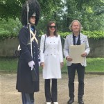 Předání pamětního diplomu pro patrony gardy manželům Petrlíkovým na letní jízdárně, Schwarzenberská granátnická garda